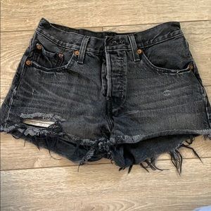 Levi’s shorts in gray!!